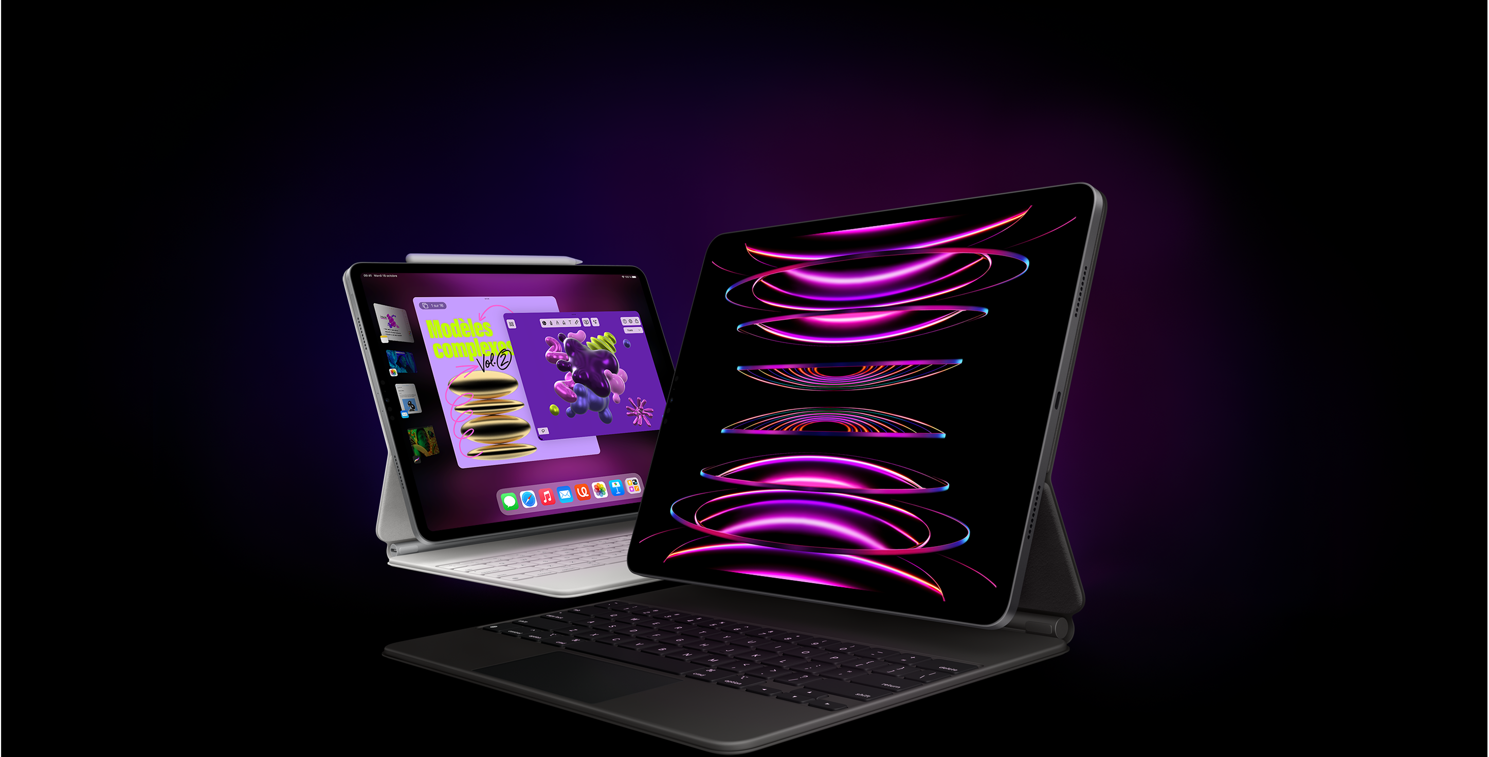 Un iPad Pro avec Magic Keyboard blanc et Apple Pencil affichant Stage Manager est disposé derrière un autre iPad Pro avec Magic Keyboard noir affichant un fond d'écran