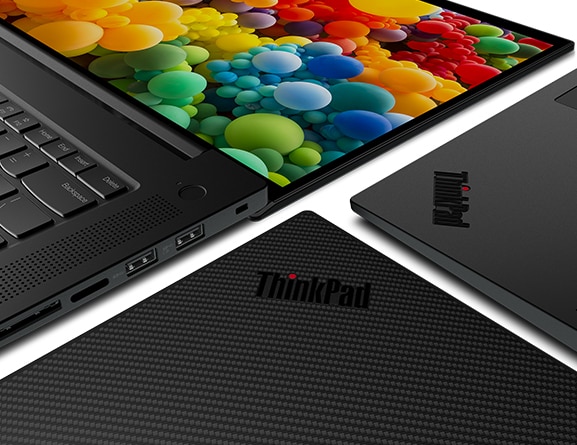 Trois stations de travail mobiles Lenovo ThinkPad P1 Gen 5 montrant le coin des capots supérieurs noirs en fibres de carbone tissées, ainsi que des détails de l’écran et du clavier ouverts à 180 degrés.