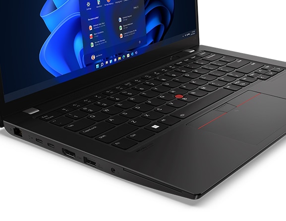 Vue latérale gauche du Lenovo ThinkPad L14 Gen 3 (14 '' AMD), ouvert, montrant le bord du clavier et de l’écran 