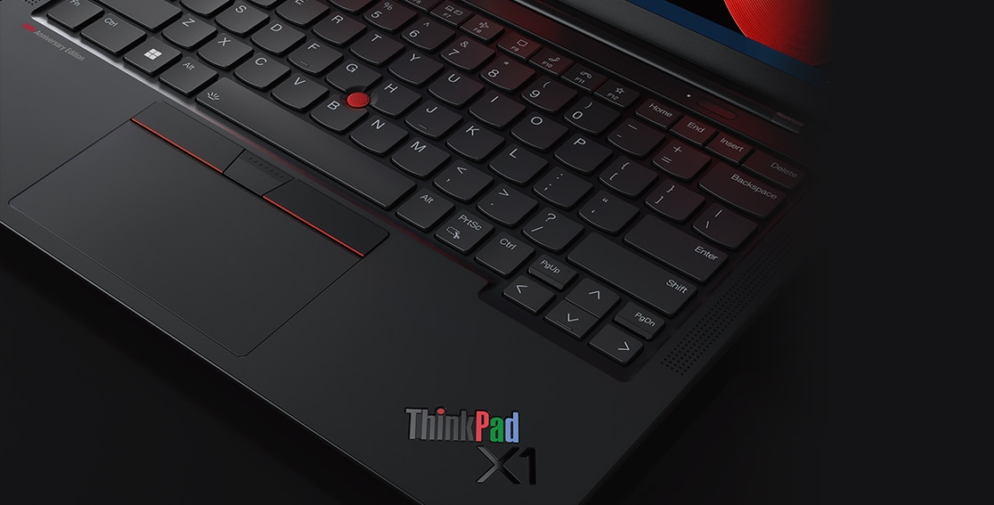 Portable Lenovo ThinkPad X1 Carbon Édition 30e anniversaire, montrant le clavier orné d’un logo spécial et d’une gravure.