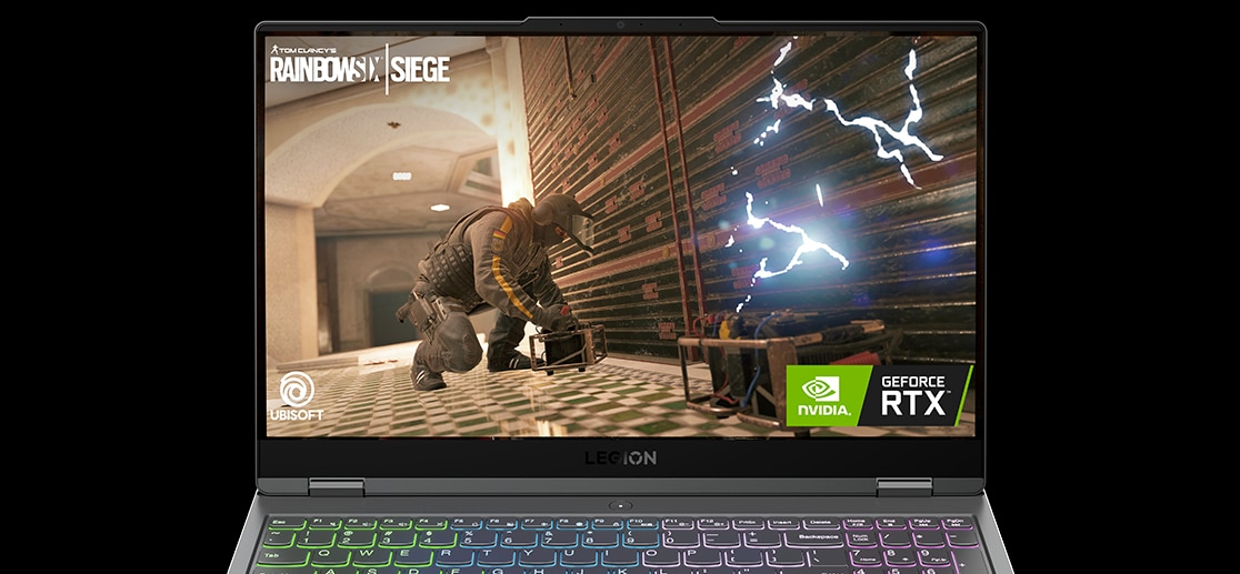 Legion 5 Gen 7 (15'' Intel) modèle Storm Grey, gros plan sur l’écran orienté vers l’avant, avec badge NVIDIA® GeForce RTX™