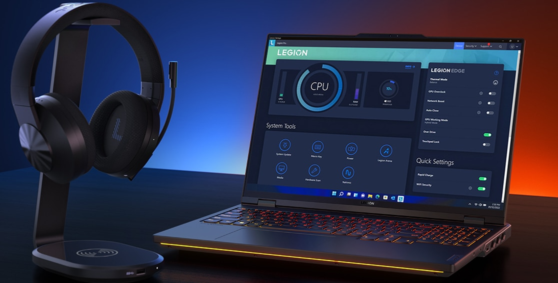 Casque de gaming sur son socle à côté d’un portable de gaming Lenovo Legion Pro 7 Gen 8 