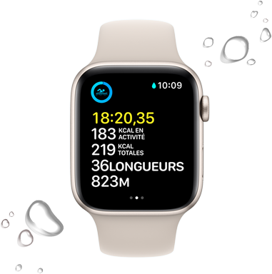 Apple Watch SE montrant l'écran de l'exercice Nage en eau libre. Des gouttes d'eau entourent l'appareil