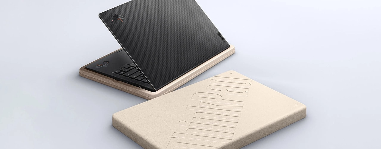 Portable Lenovo ThinkPad X1 Carbon Gen 11 sur fond de gouttes d’eau et de sable du désert, avec un éclair à l’écran pour représenter les tests MIL-SPEC.