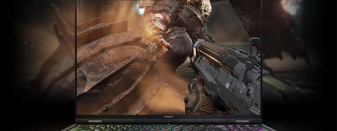 Casque de gaming sur son socle à côté d’un portable de gaming Lenovo Legion Pro 7 Gen 8 