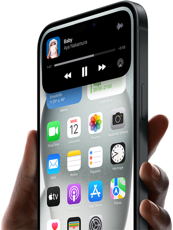 iPhone 15 tenu en main, Dynamic Island montrant des informations de suivi d'un parcours en covoiturage.