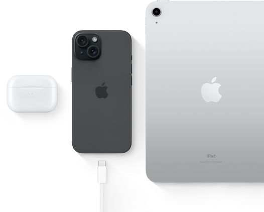 iPhone 15 avec connecteur USB-C montrant qu'il peut aussi être utilisé avec des AirPods Pro et un iPad