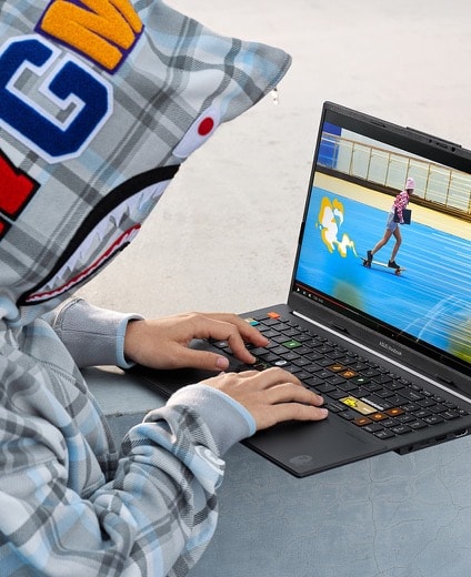 Modèle en train de taper sur un clavier avec des autocollants pour clavier.