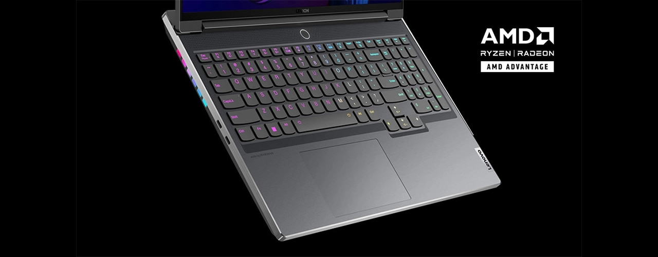 Legion Slim 7 Gen 7 (16'' AMD) ouvert, gros plan du clavier avec rétroéclairage RVB