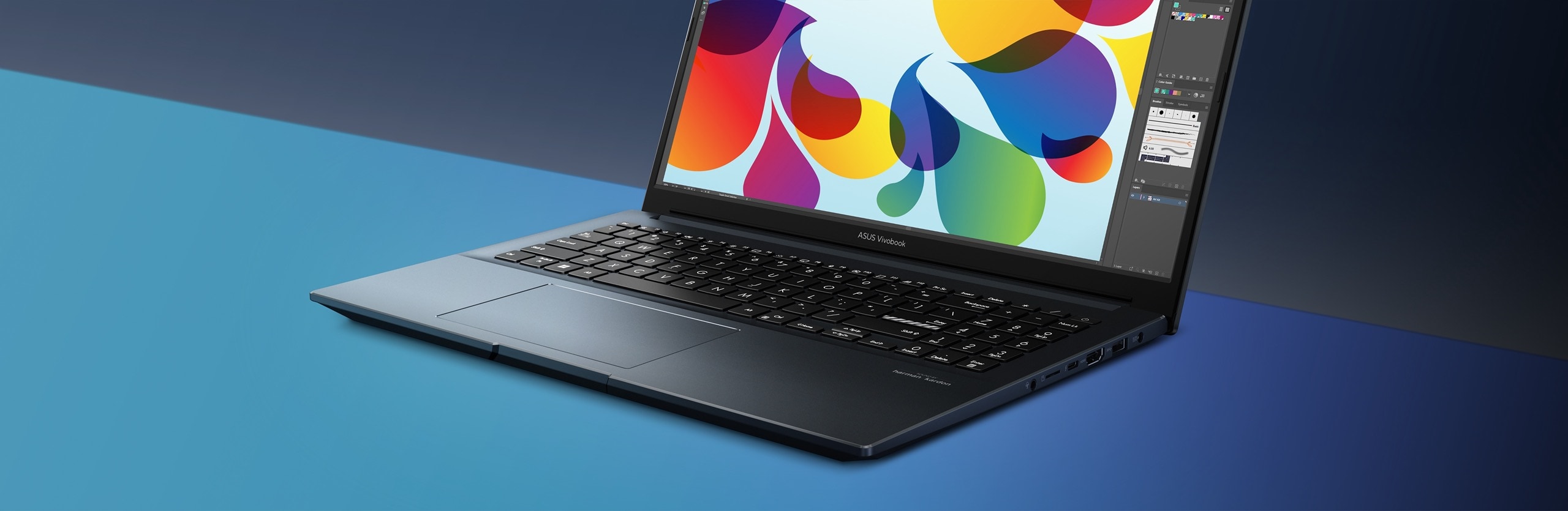 Vue oblique avant du Vivobook Pro 15 OLED sur une table.