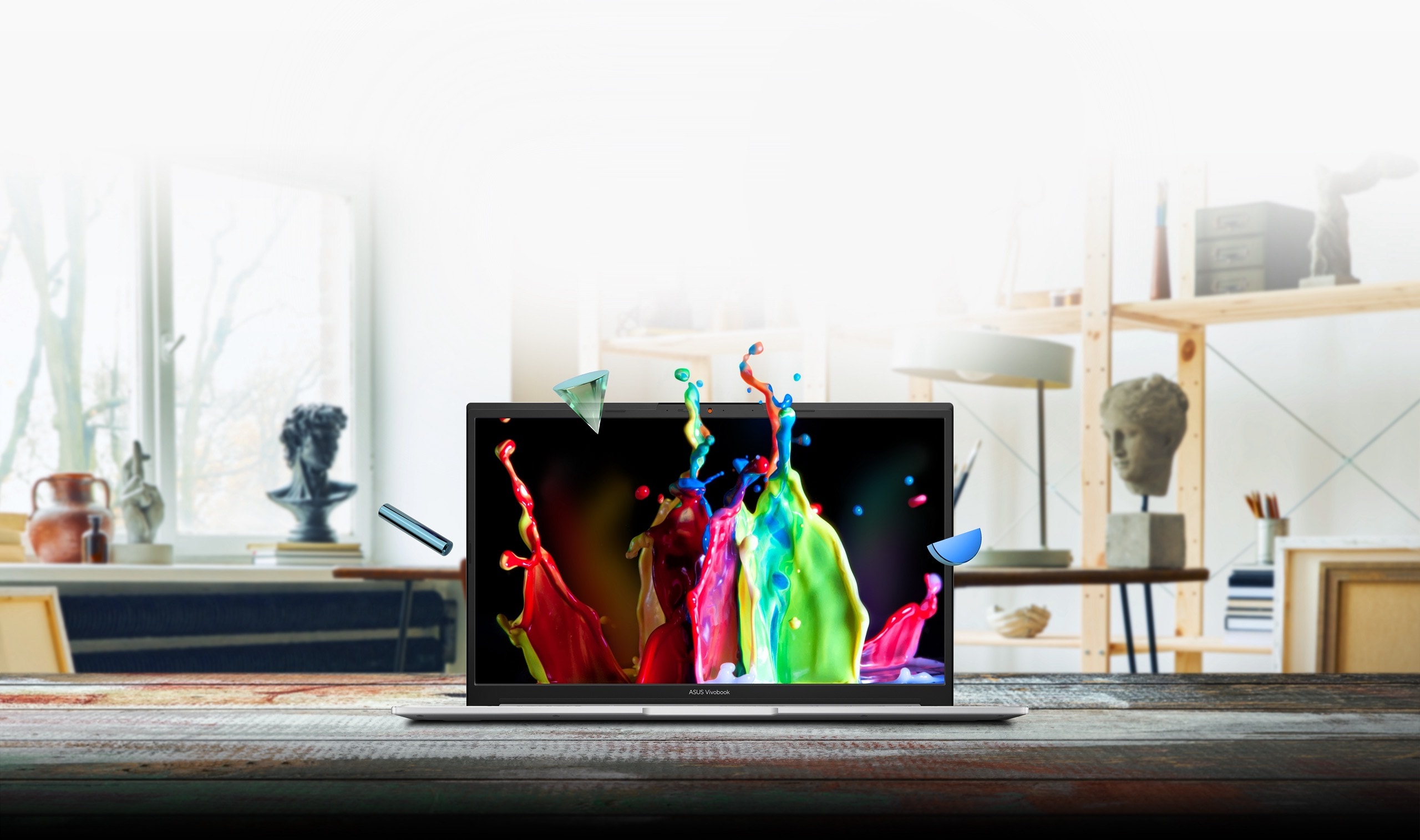 Le Vivobook S 16X montre son écran coloré en haut de l'escalier.