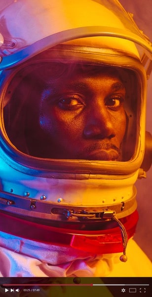 Un astronaute noir dans une combinaison spatiale avec un casque ouvert