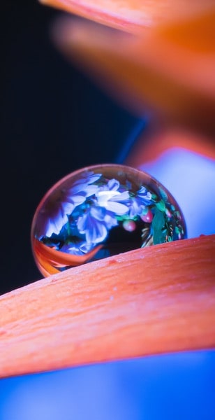 Une boule de verre multicolore sur une étagère en bois