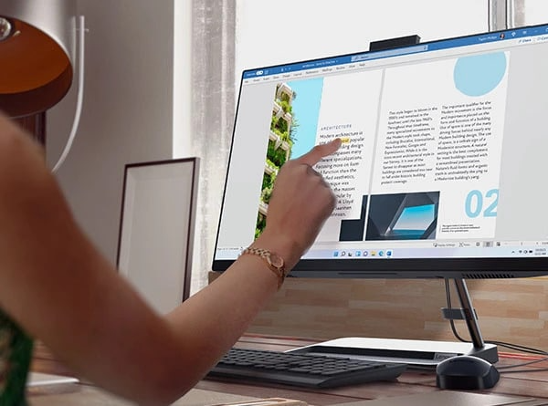 Vue avant du PC tout-en-un IdeaCentre AIO 3i Gen 7 posé sur un bureau.