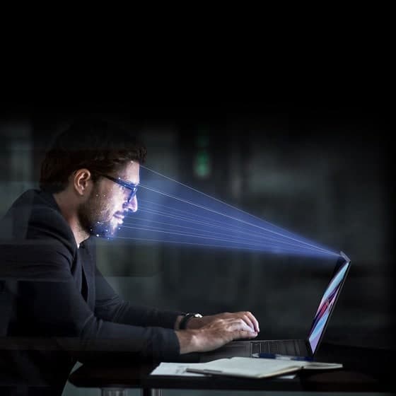 [Notes : dépend de l'image choisie par PIC] Un faisceau lumineux est projeté sur le visage d'un homme, indiquant que son visage est scanné par la caméra IR de l'ordinateur portable.