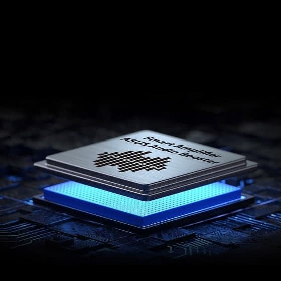 Une puce d'amplificateur intelligent brillante dans un éclairage bleu et argent.