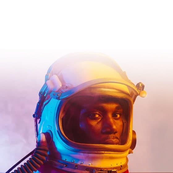 Un astronaute noir dans une combinaison spatiale avec un casque ouvert