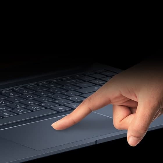 Un doigt défile sur la surface ultra lisse du pavé tactile ErgoSense.