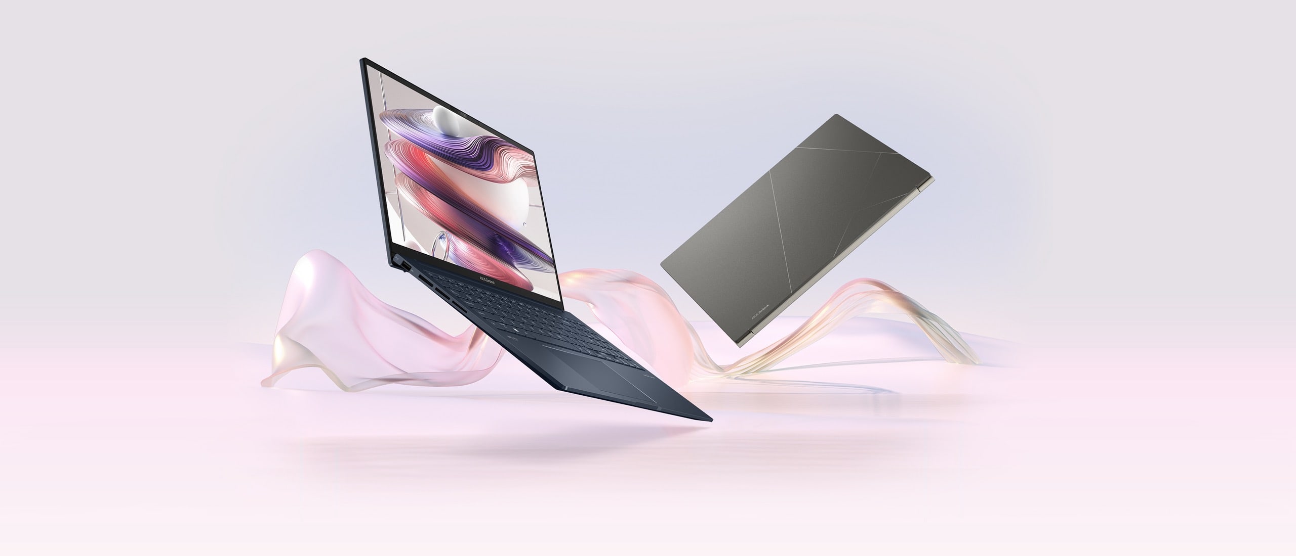 Deux Zenbook 15 OLED flottant sur un fond de foulard en soie.