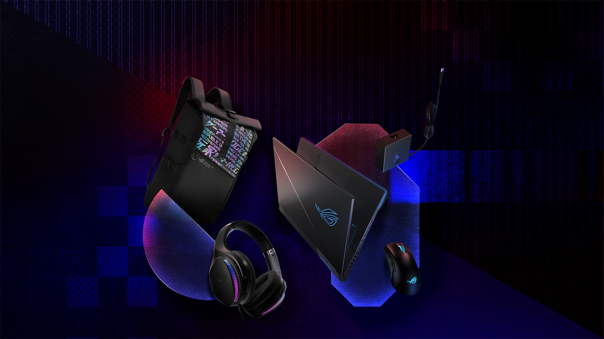 Devant un fond à motifs ROG, de gauche à droite : un sac à dos ROG, un casque ROG Fusion II 300, un SCAR 18, un adaptateur 100W et une souris ROG Strix Gladius III.