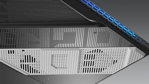 Un gros plan montrant le caoutchouc et le design typographique ROG sous la base du SCAR 18.