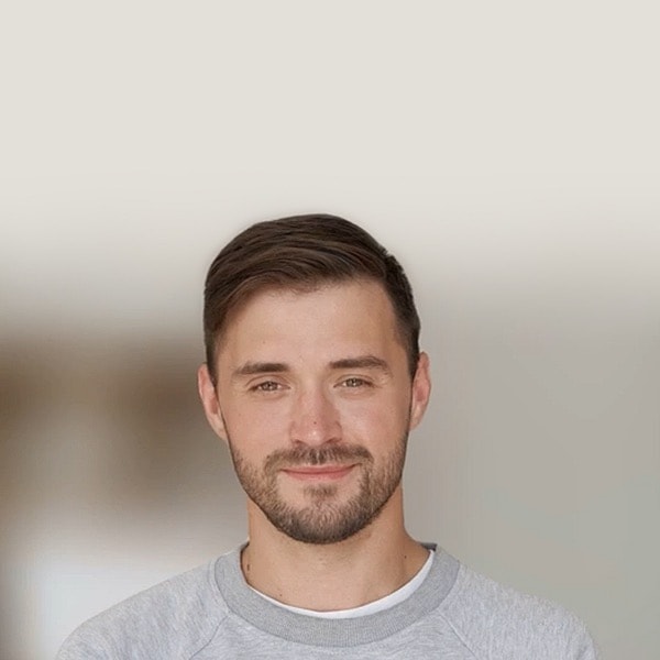 Une photo du scénario d'un appel vidéo montre l'effet webcam avec un arrière-plan flouté.