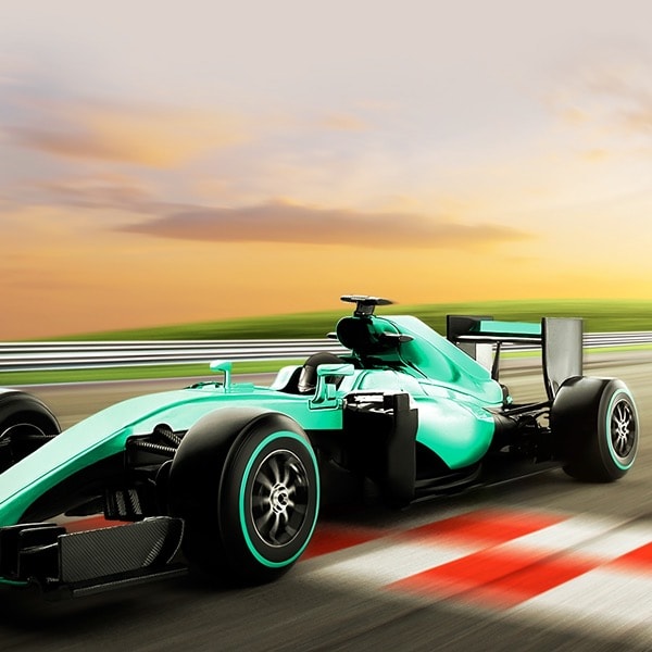 L'image d'un avion dans le ciel illustre le taux de rafraîchissement élevé de la dalle OLED, qui permet de voir une image claire et fluide à grande vitesse.