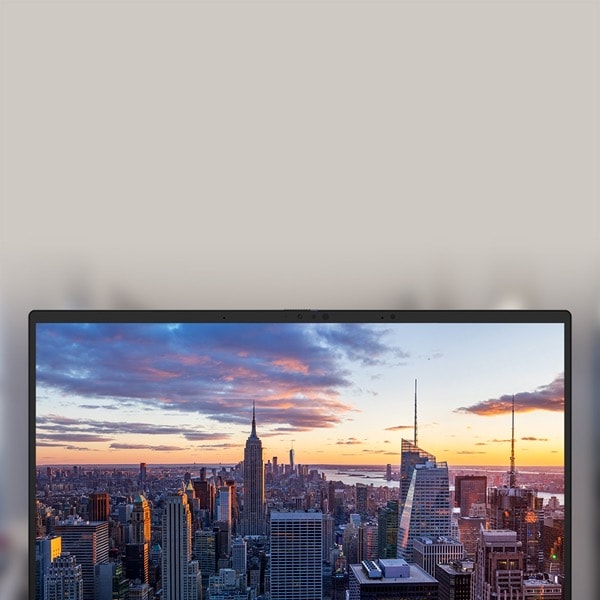 Un paysage urbain est représenté sur l'écran d'un ordinateur portable.