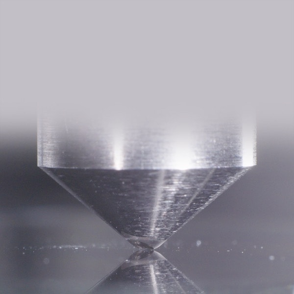 Une surface d’écran est soumise à un test de rayures.