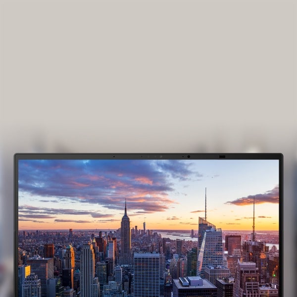 Un paysage urbain est représenté sur l'écran d'un ordinateur portable.