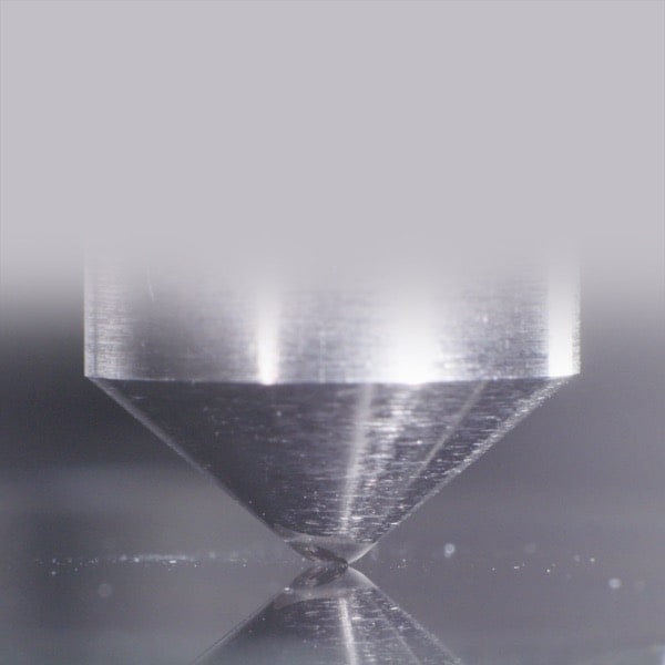 Une surface d’écran est soumise à un test de rayures.