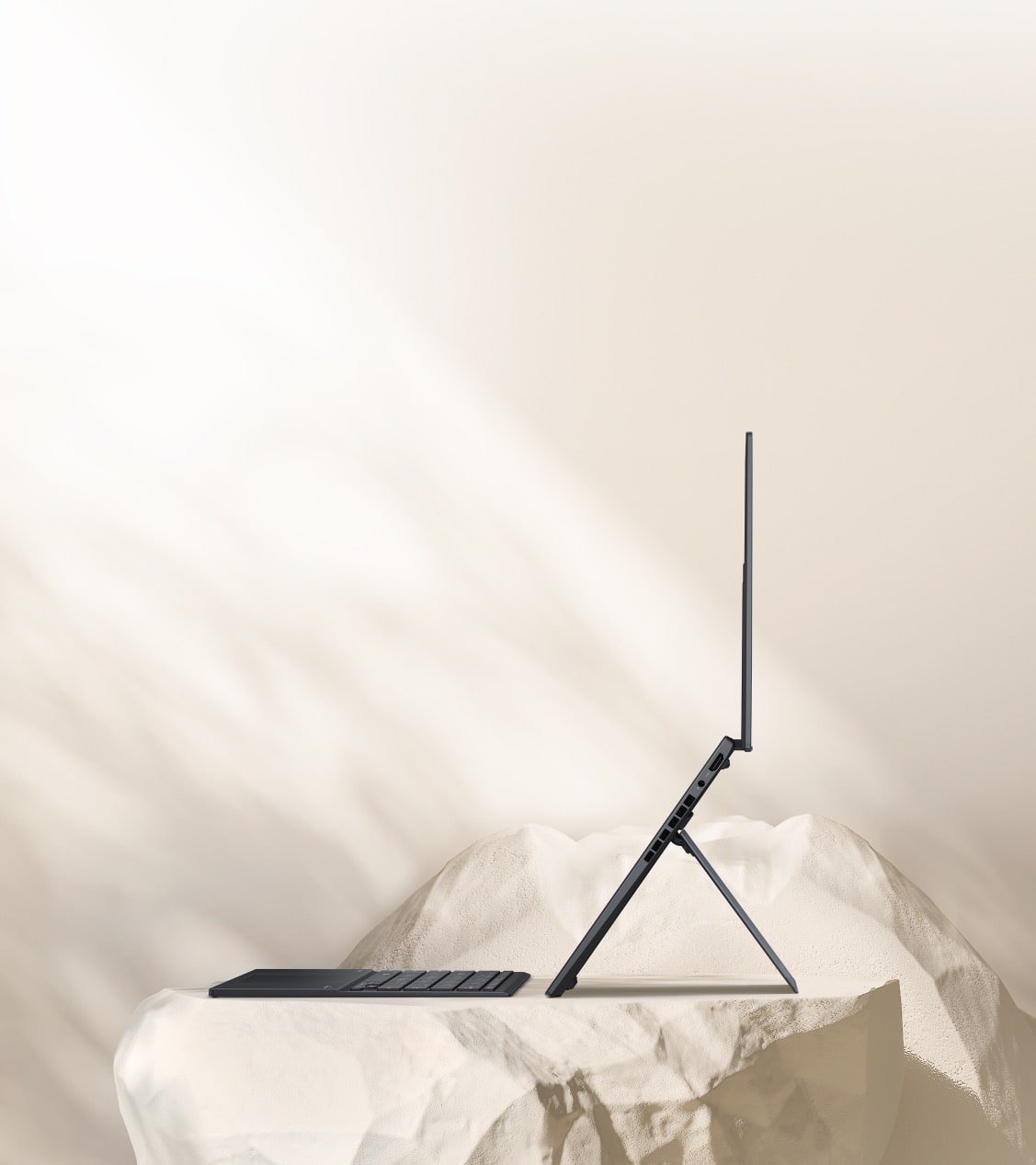 ASUS Zenbook Duo avec support et vu de côté avec le clavier physique placé à l'avant.