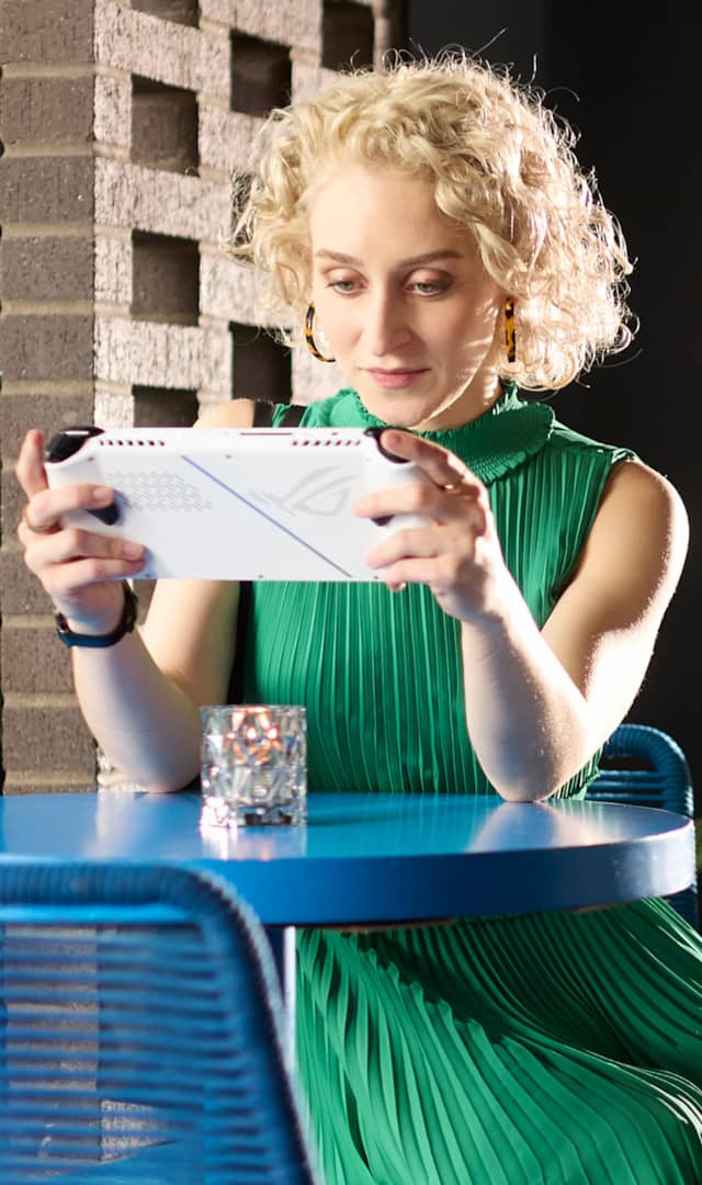 Photo d'une femme blanche jouant avec la ROG ALLY