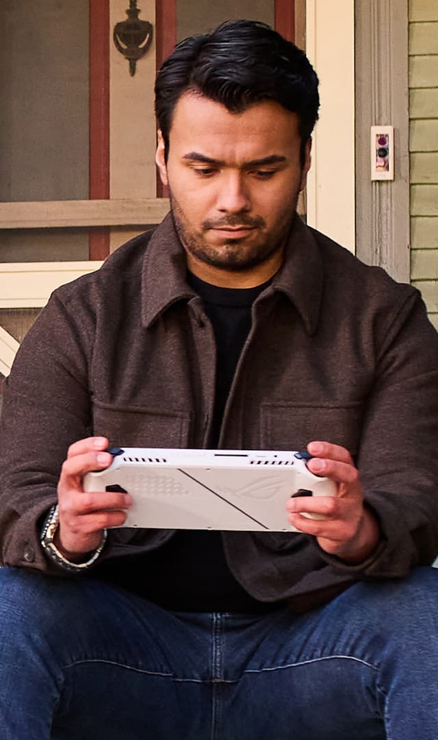 Photo d'un homme jouant avec la ROG ALLY