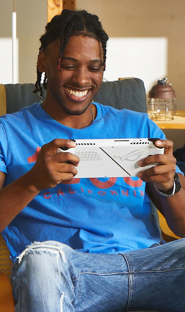 Photo d'un homme noir jouant avec la ROG ALLY