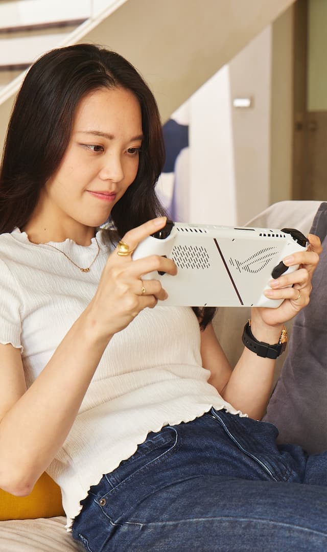 Photo d'une femme asiatique jouant avec la ROG ALLY