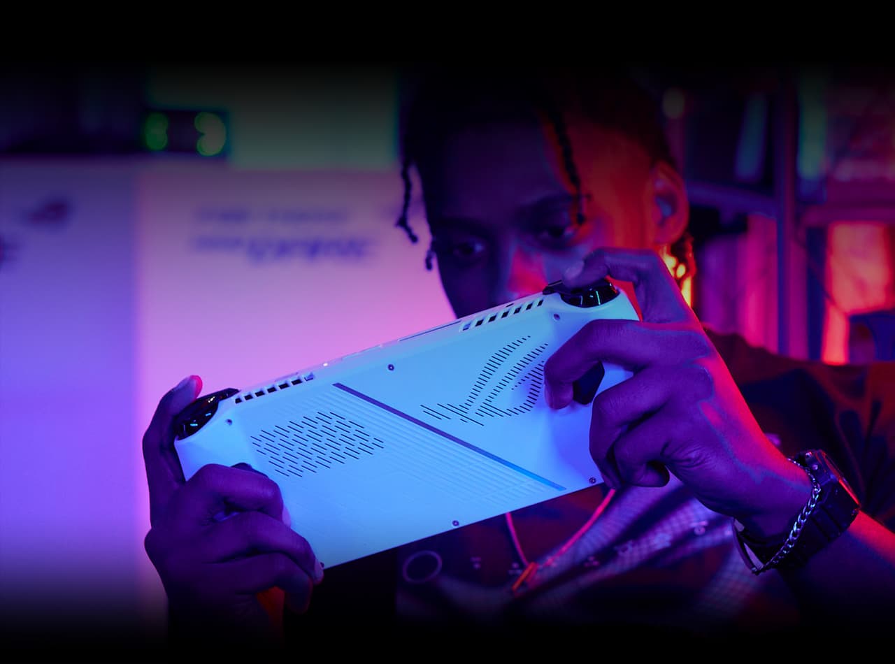 Homme tenant une Ally et jouant sur celle-ci, son visage étant partiellement masqué par la machine.