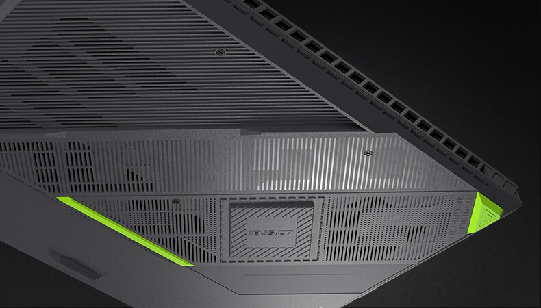 Un gros plan montrant le caoutchouc et le design typographique ROG sous la base du G16.