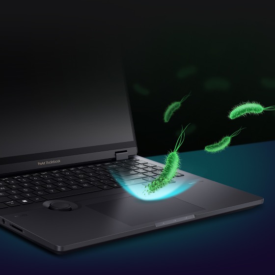 Le clavier du ProArt Studiobook 16 OLED avec des images 3D de bactéries rebondissant dessus, pour montrer l'effet de l'ASUS Antibacterial Guard.