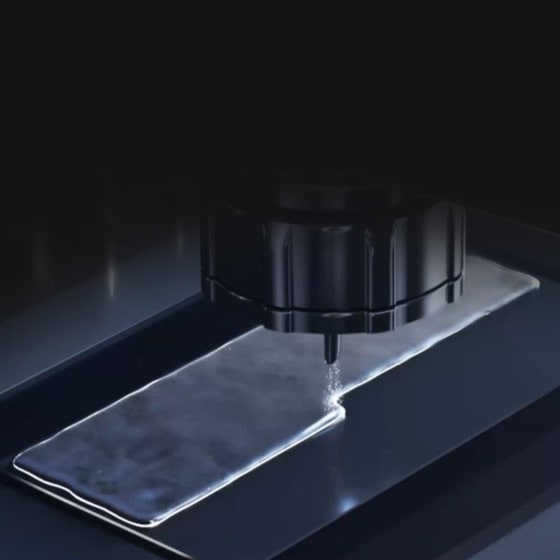 Un embout métallique est montré en train d'appliquer du métal liquide sur un refroidisseur de CPU.