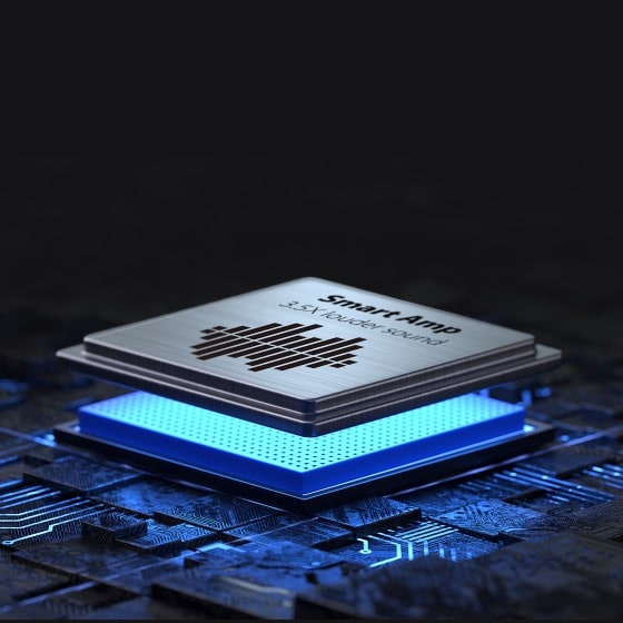 Une puce d'amplificateur intelligent brillante dans un éclairage bleu et argent.
