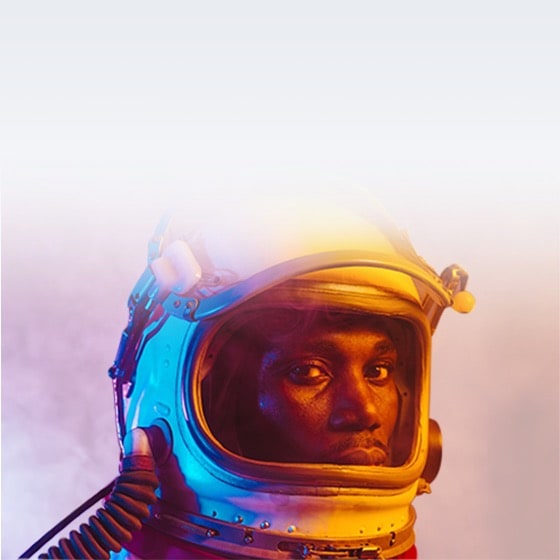 Un astronaute noir dans une combinaison spatiale avec un casque ouvert
