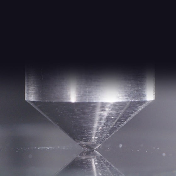 Une surface d’écran est soumise à un test de rayures.