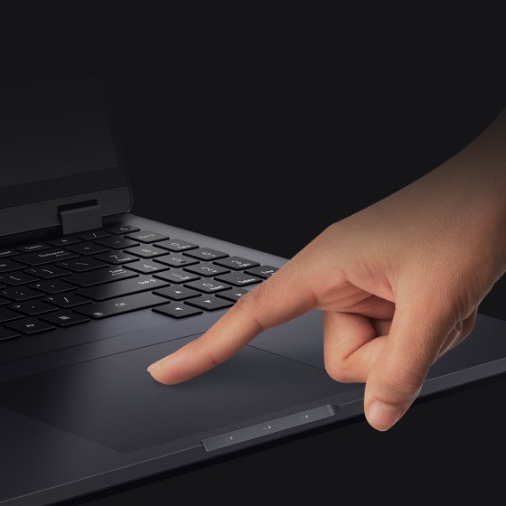 Un doigt défile sur la surface ultra lisse du pavé tactile ErgoSense.