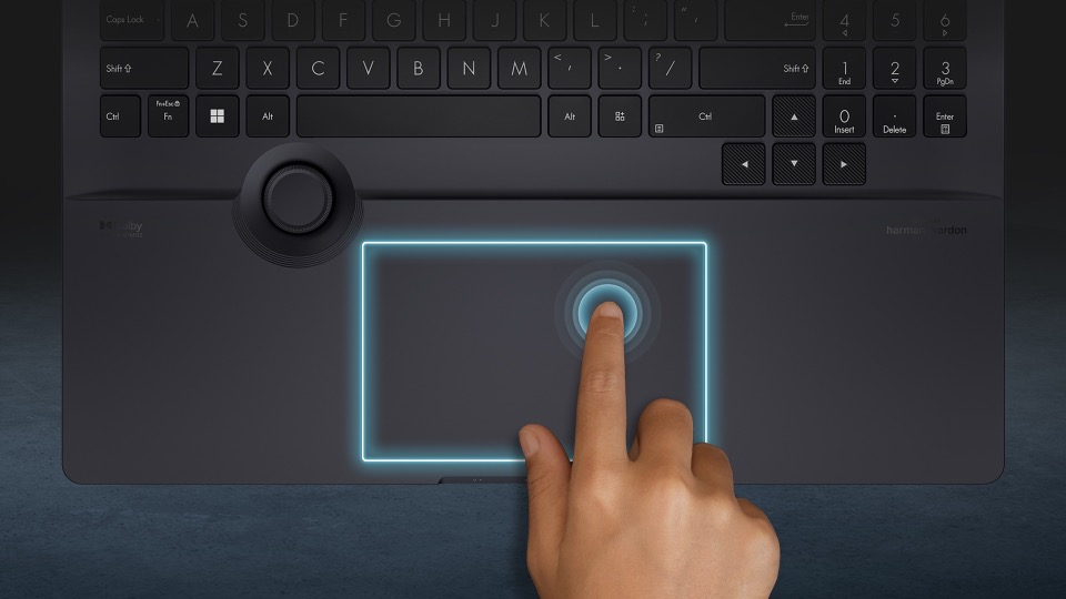 Un doigt appuie sur le pavé tactile OLED du ProArt Studiobook 16. Des lignes bleues indiquent l'effet de retour haptique. 