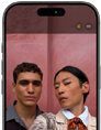 Écran de l’iPhone 17 Pro montrant la fonctionnalité Cadre centré pour les photos et comment faire un selfie d’un groupe de personnes dont le visage est mis en valeur